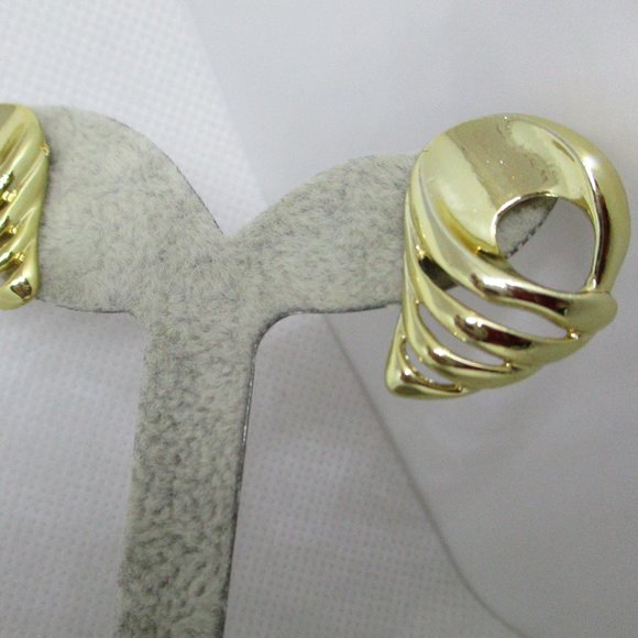 Seashell Pierced Earrings Gold Tone Metal - Picture 3 of 6